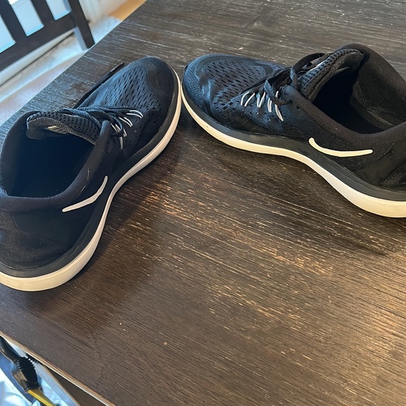 Black Nike Tennis Shoes - Picture 6 of 8